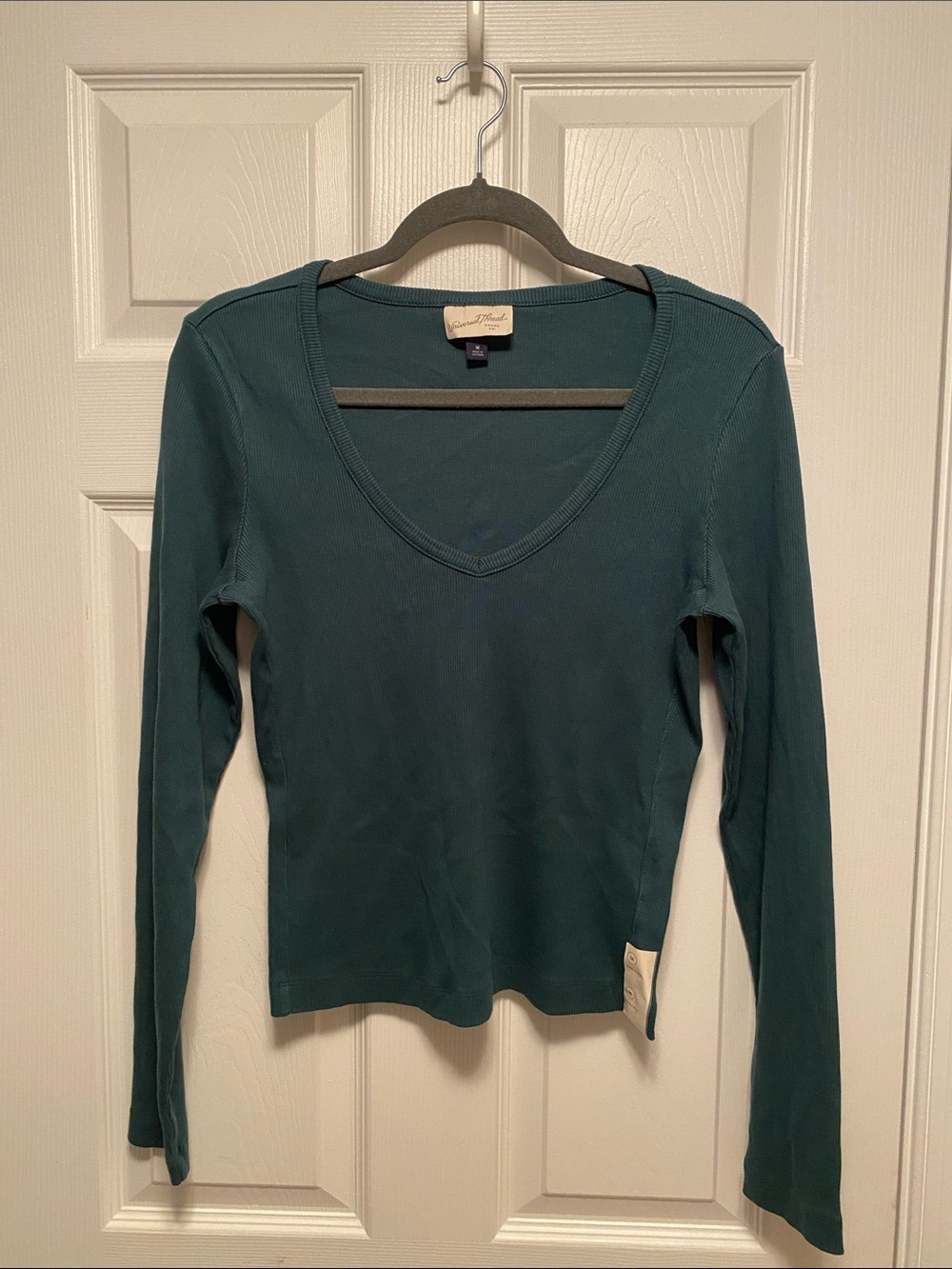 Universal Thread Woodland Green Long Sleeve V-Neck Top…size M
